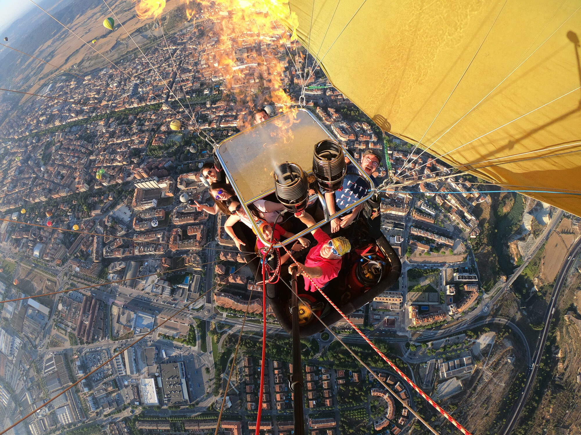 Vol en globus sobrevolant Catalunya a l'alba