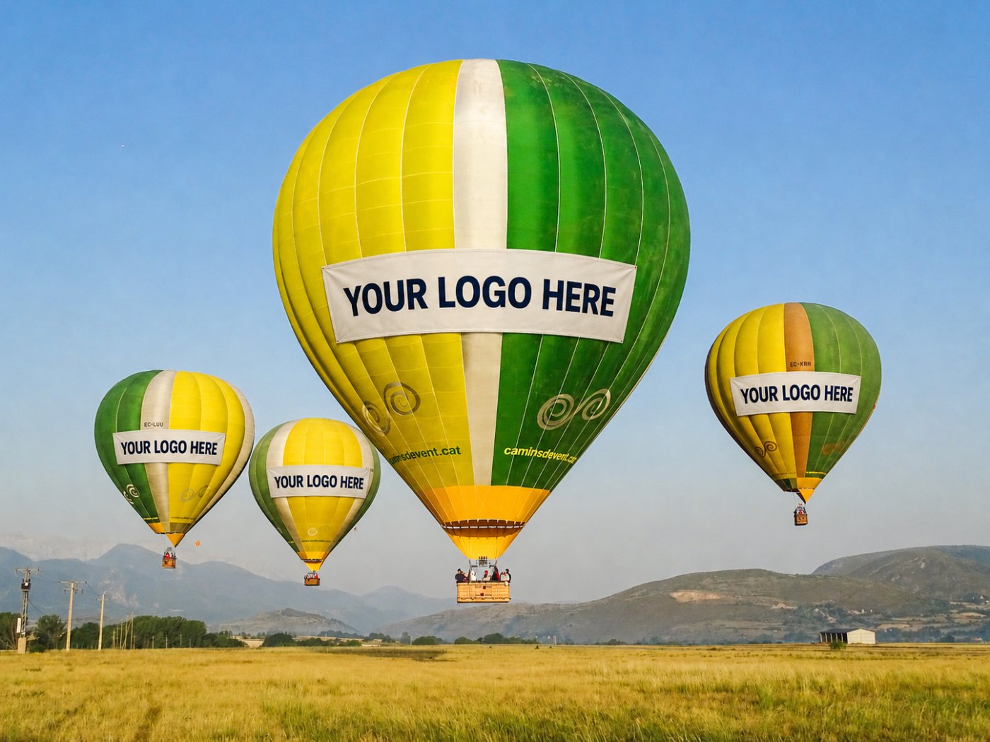 Cuatro globos de Camins de Vent con pancartas publicitarias donde se lee Your Logo Here