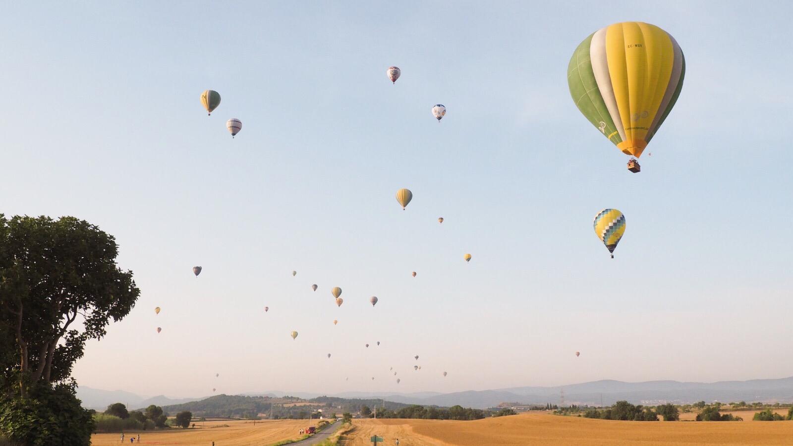 múltiples globos aerostáticos en el cielo del European Balloon Festival de Igualada