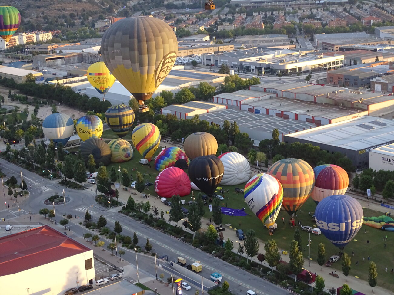 múltiples globos aerostáticos en el cielo de Igualada durante el festival