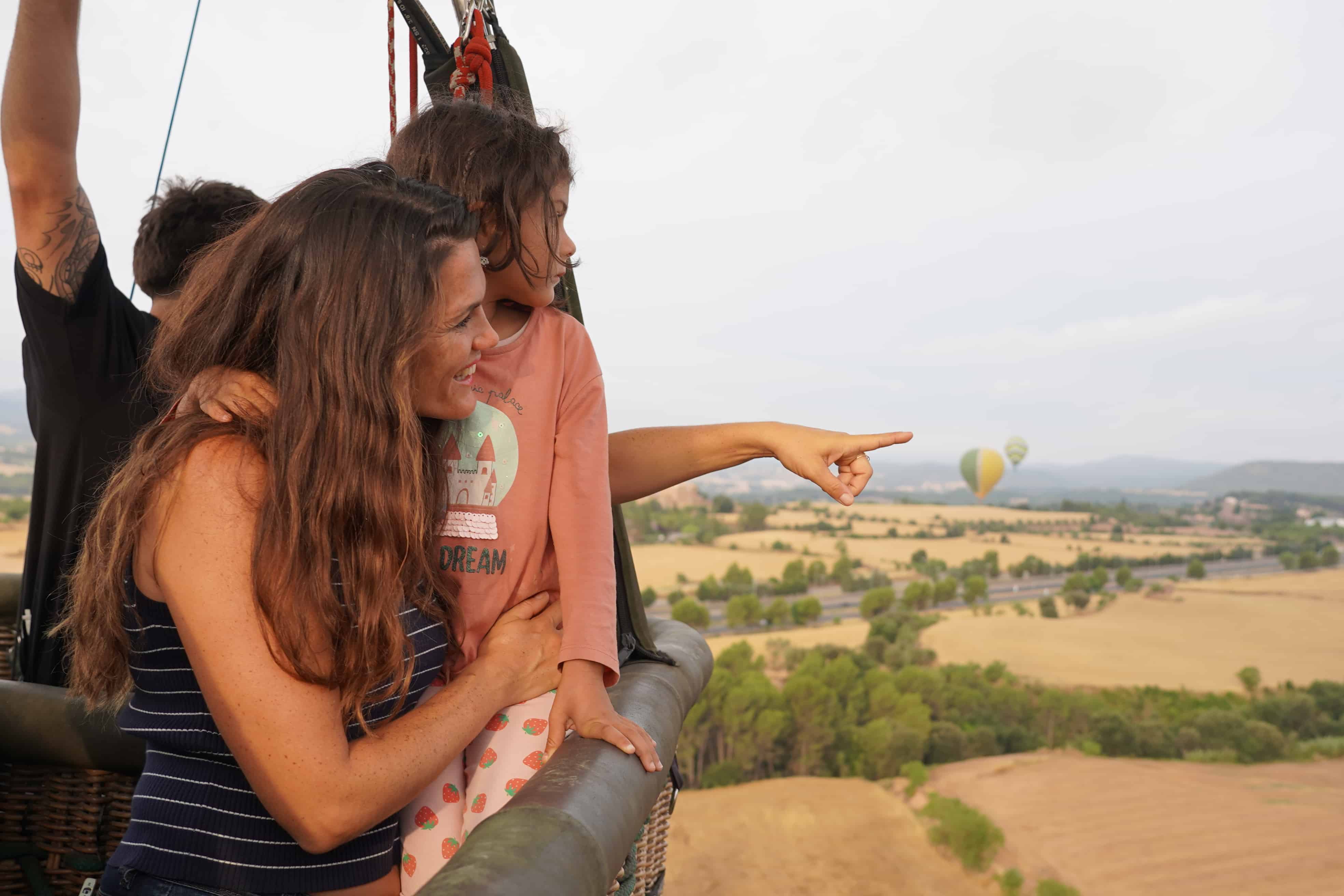 madre e hija en un vuelo en globo en Cataluña por el Día de la Madre