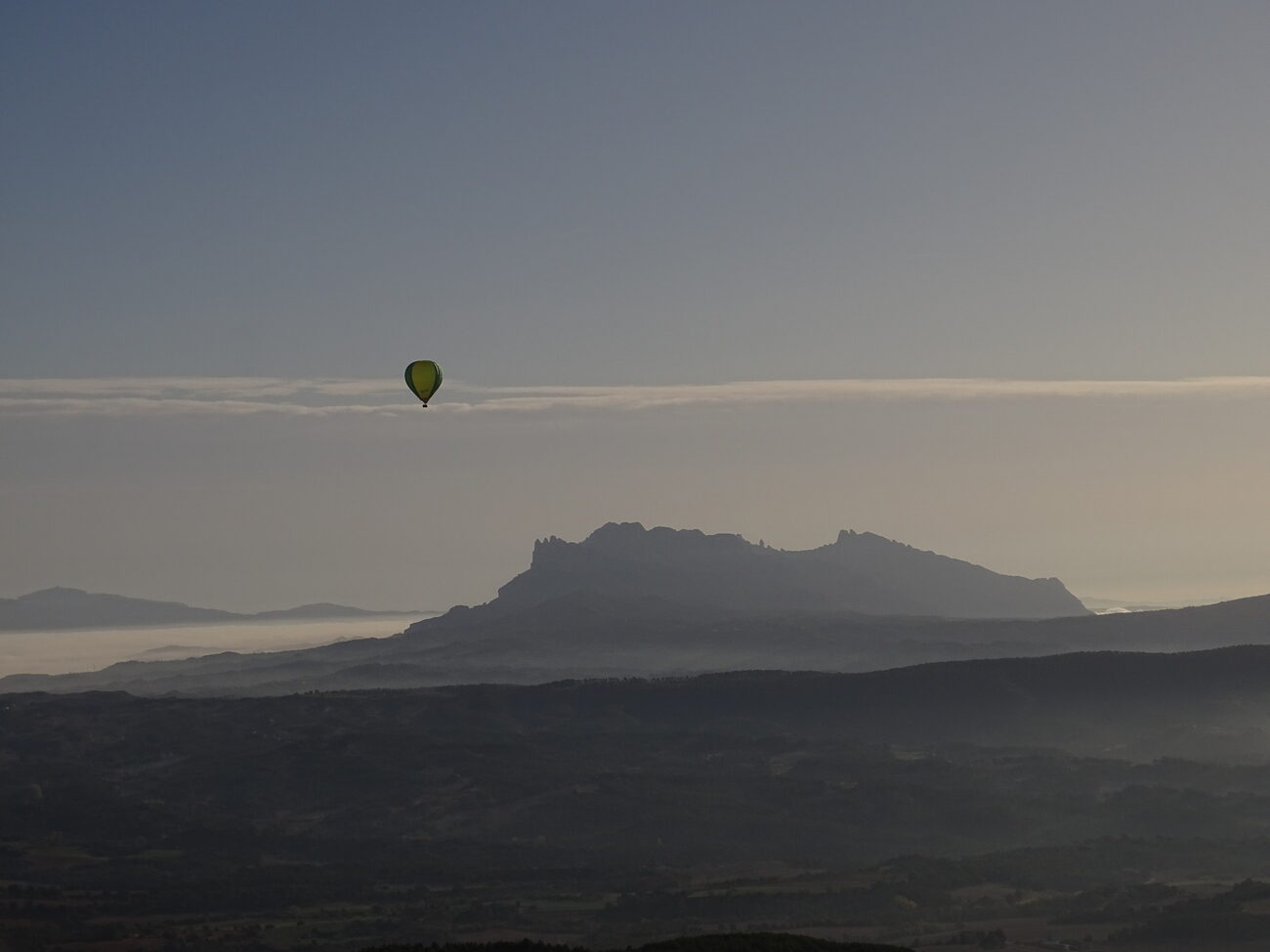 vol en globus al Bages amb la silueta de Montserrat