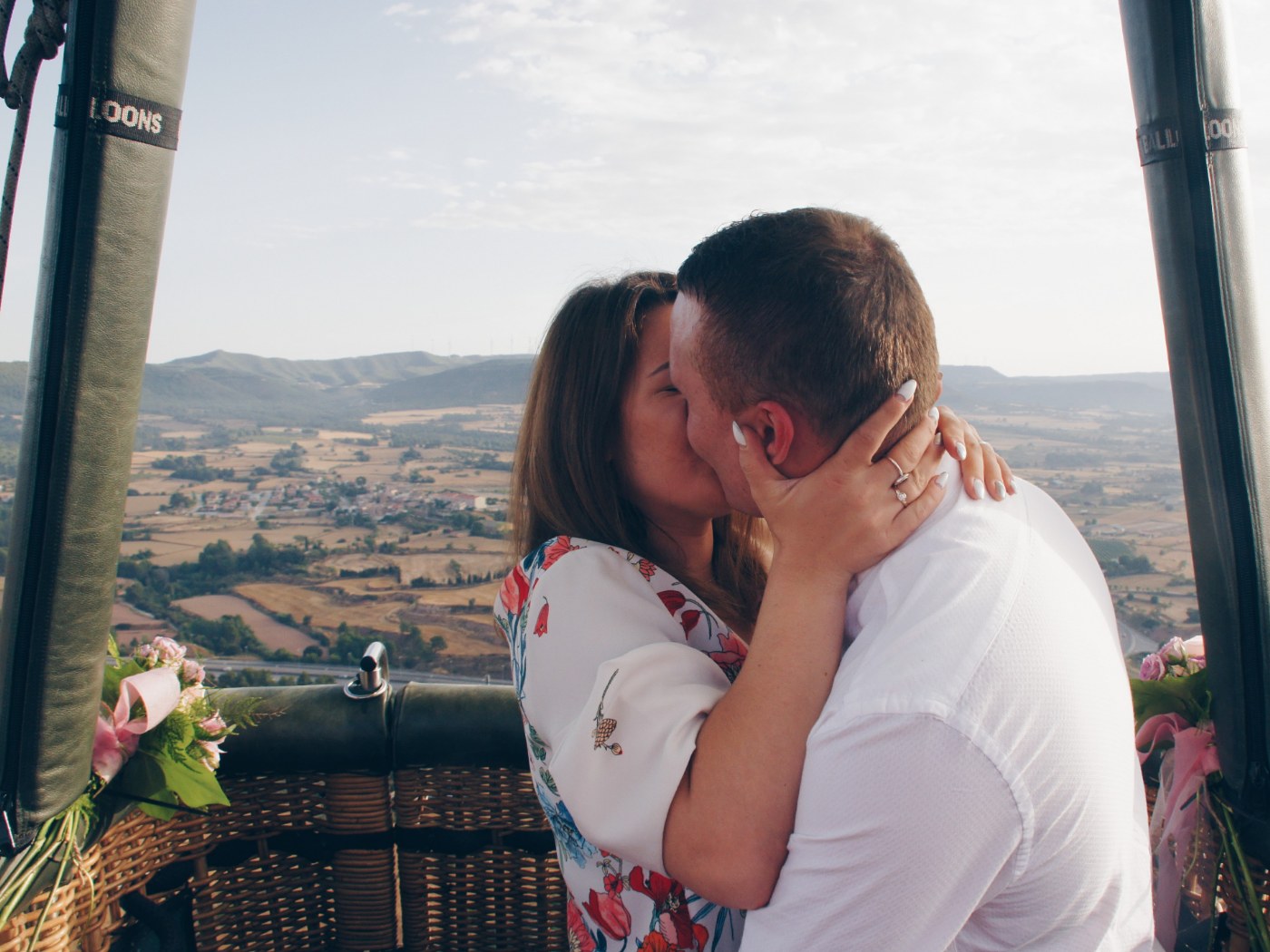 vuelo en globo romántico en Cataluña pareja Sant Jordi
