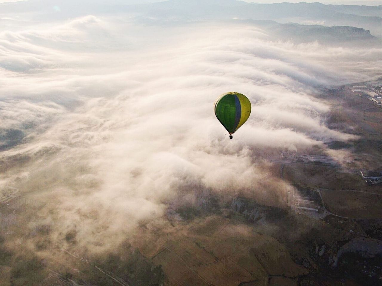 Globo aerostático en el cielo de Cataluña